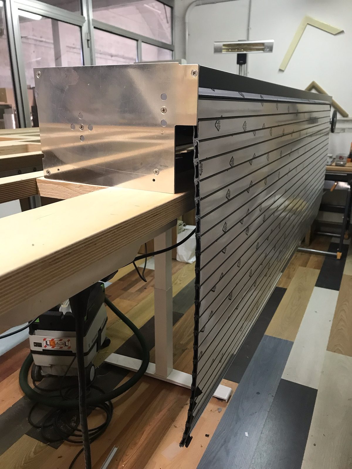 Modulo SR di grandi dimensioni in costruzione sul banco del laboratorio