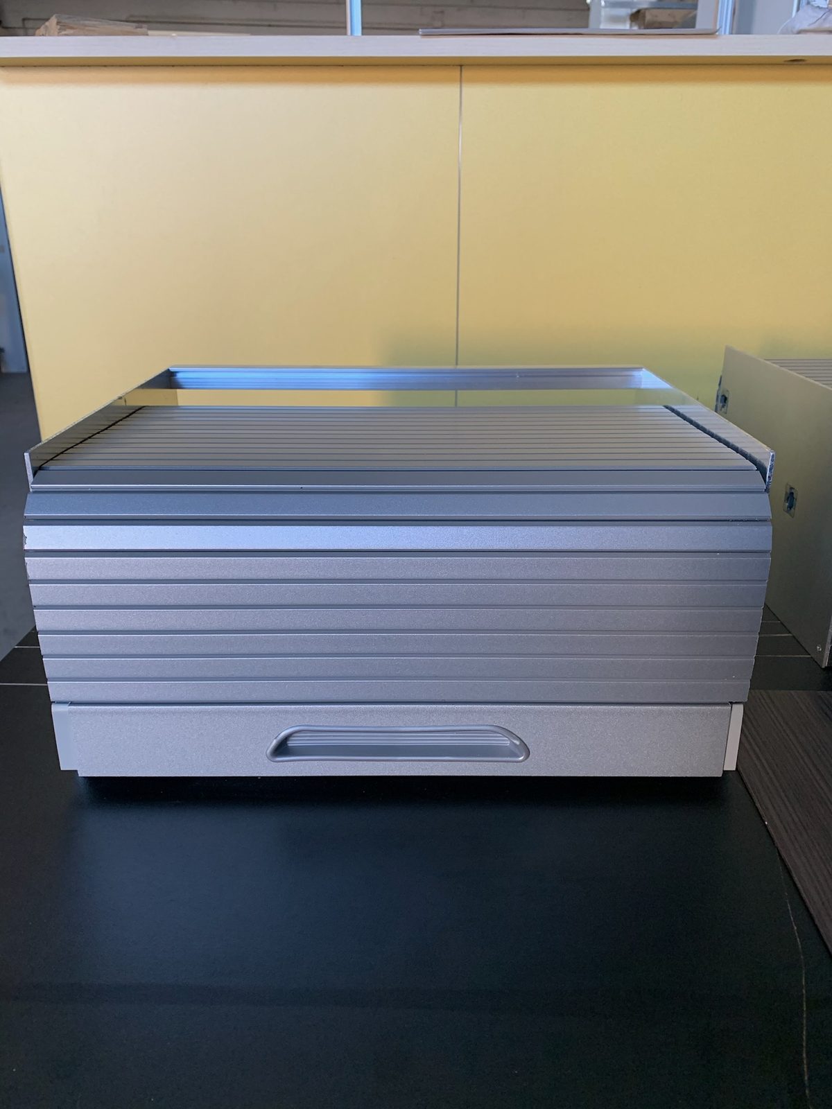 Modulo SR visto frontalmente con barra terminale e maniglia integrata
