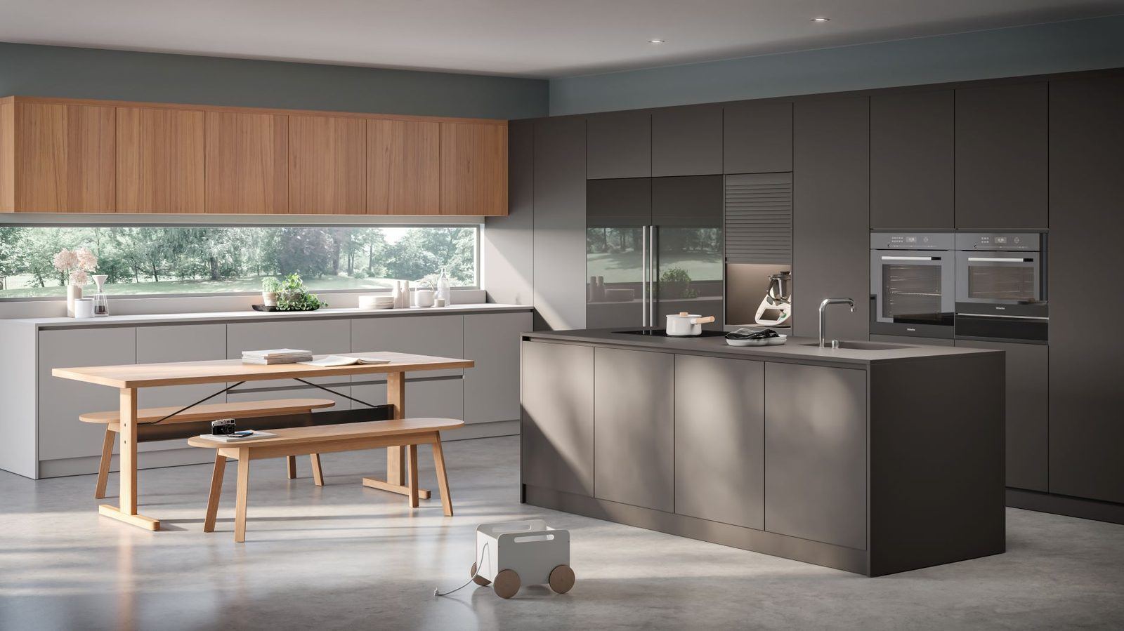 Cucina con serrandina per mobili in finitura opaca antracite, integrata in una colonna attrezzata