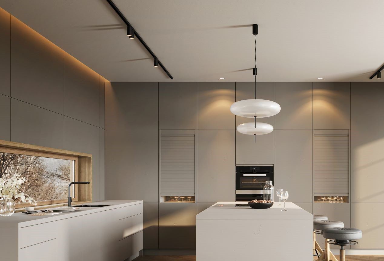 Cucina con serrandine in finitura opaca grigio chiaro su colonne a giorno
