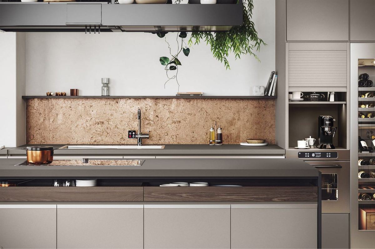 Cucina con serrandina in finitura opaca color sabbia sul vano di lavoro